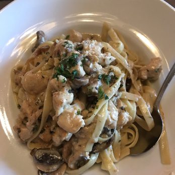 Toscanos - Chicken Fettuccini with Garlic and Cream - Italian Near Me - Puyallup, Washington Toscanos - Chicken Fettuccini with Garlic and Cream - Italian Near Me - Puyallup, Washington
