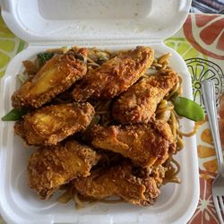 Great Wall Chinese Restaurant - Chicken wings with vegetable lo mein