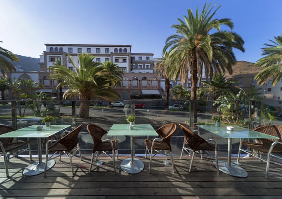 Occidental Santa Cruz Contemporáneo by null