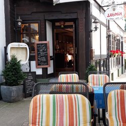 China Restaurant Yasmin - Eingangsbereich mit Außenbetischung.