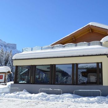 Hotel Trenker - Außenansicht Winter - Hotels Near Me - Braies, BZ