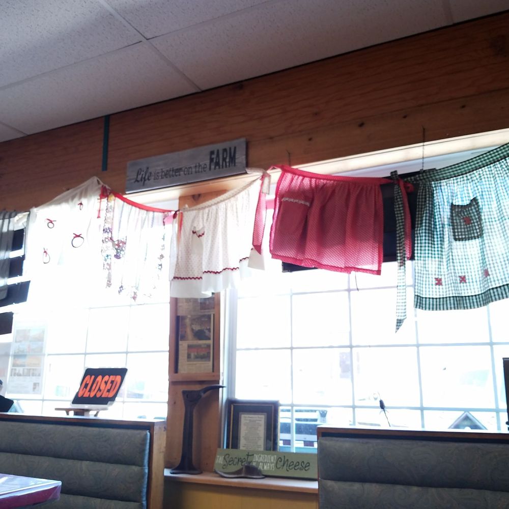 Apron Strings - a kitchen with a table and chairs - American Near Me - Mediapolis, Iowa