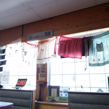 Apron Strings - a kitchen with a table and chairs - American Near Me - Mediapolis, Iowa Apron Strings - a kitchen with a table and chairs - American Near Me - Mediapolis, Iowa