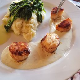 Scallops with potatoes, spinach in a wasabi sauce Scallops with potatoes, spinach in a wasabi sauce