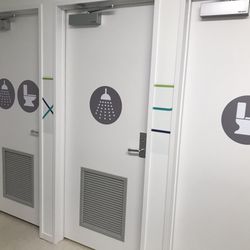 YHA International Hostel - Individual showers & toilets