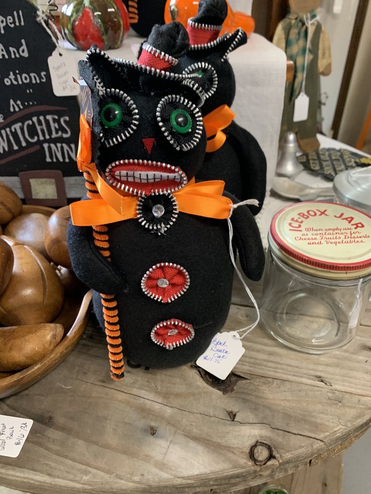 CHRISTMAS SHOP & COUNTREE CUPBOARD Updated July 2024 Chalk Hill