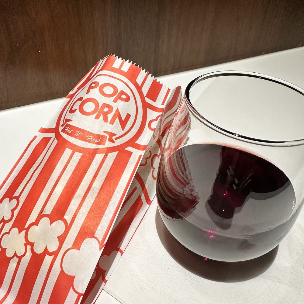 Kinzie Hotel - Free happy hour from 5-7 - Hotels Near Me - Chicago, Illinois Kinzie Hotel - Free happy hour from 5-7 - Hotels Near Me - Chicago, Illinois