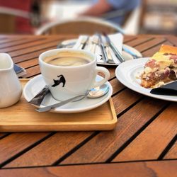 Klosterkatz - Mehr Schein als Sein: Café Americano mit Kuchen