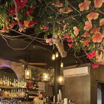 Chu Ros Thai - Decor - Thai Near Me - New York, New York