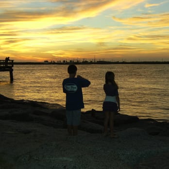 Roberts Point Park - Sharing ice cream and a sunset near pier at Robert's Point Park - Parks Near Me - Port Aransas, Texas Roberts Point Park - Sharing ice cream and a sunset near pier at Robert's Point Park - Parks Near Me - Port Aransas, Texas