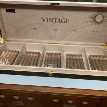 Hollywood Smoke - Wow Vintage 200 cigar Humidor by Mnacanudio - Cigar Bars Near Me - Santa Monica, California Hollywood Smoke - Wow Vintage 200 cigar Humidor by Mnacanudio - Cigar Bars Near Me - Santa Monica, California
