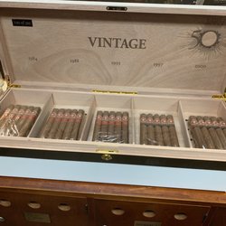 Wow Vintage 200 cigar Humidor by Mnacanudio