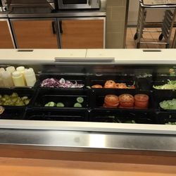 Subway - Salat und Soßen, stehts frisch und leckerrrr ^^