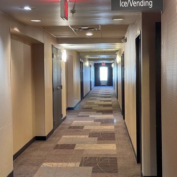 Hampton Inn - Hallway - Hotels Near Me - Huntsville, Texas