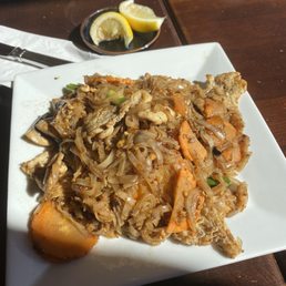 Chicken Pad Thai, no bean sprouts, add carrots and mushrooms, spicy level 3 = tastebud explosion