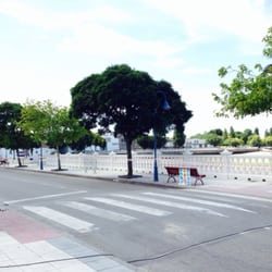 Centro Sociocultural y Deportivo Vilaxoán - Desde las mesas de fuera (la entrada principal al centro), las vistas al paseo y la ría de Arousa.