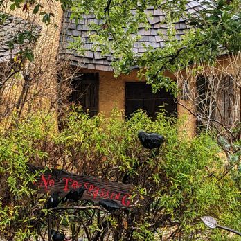 Spadena House - Beautiful garden - Landmarks & Historical Buildings Near Me - Beverly Hills, California