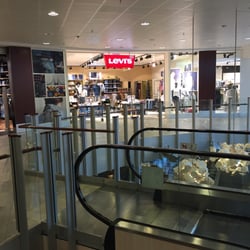 levi's - Butiken ligger precis vid rulltrappan.