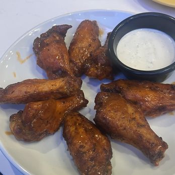 Hillside Social - Buffalo chicken wings with ranch - American Near Me - Cedar Hill, Texas