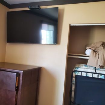 Del Mar Beach Resort at Camp Pendleton - Bedroom tv and closet.  Rollaway bed included with extra pillow and sheets - Resorts Near Me