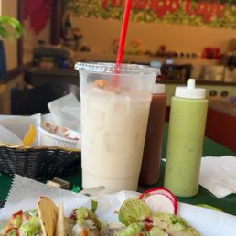 Tacos de carnita y agua de horchata