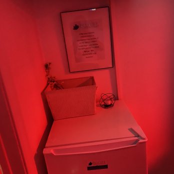 Blu Life Wellness Studio - Mini fridge, TV, and basket to place your things in - Saunas Near Me - Escondido, California