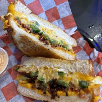 Cheesie's Pub & Grub - Lakeview - The Popper Mac and Cheese - Sandwiches Near Me - Chicago, Illinois