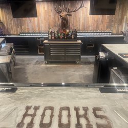 HOOKS Lake Bar and Grill