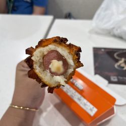 Mr.Cow-Ala Moana - hot dog on the bottom half