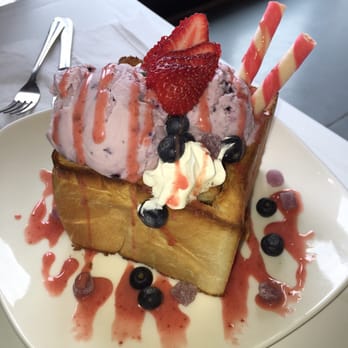 Mo Cha Tea House - Brick toast with huckleberry ice cream, fresh berries, whipped cream and strawberry sauce. - Desserts Near Me - Beaverton, Oregon