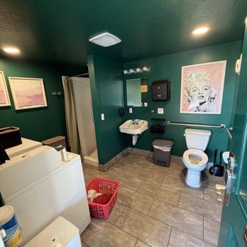 b.side motel+rv - Bathroom and laundry - Hotels Near Me - Bandon, Oregon b.side motel+rv - Bathroom and laundry - Hotels Near Me - Bandon, Oregon