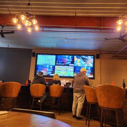 Kings Bar & Grill - Watch those games!
