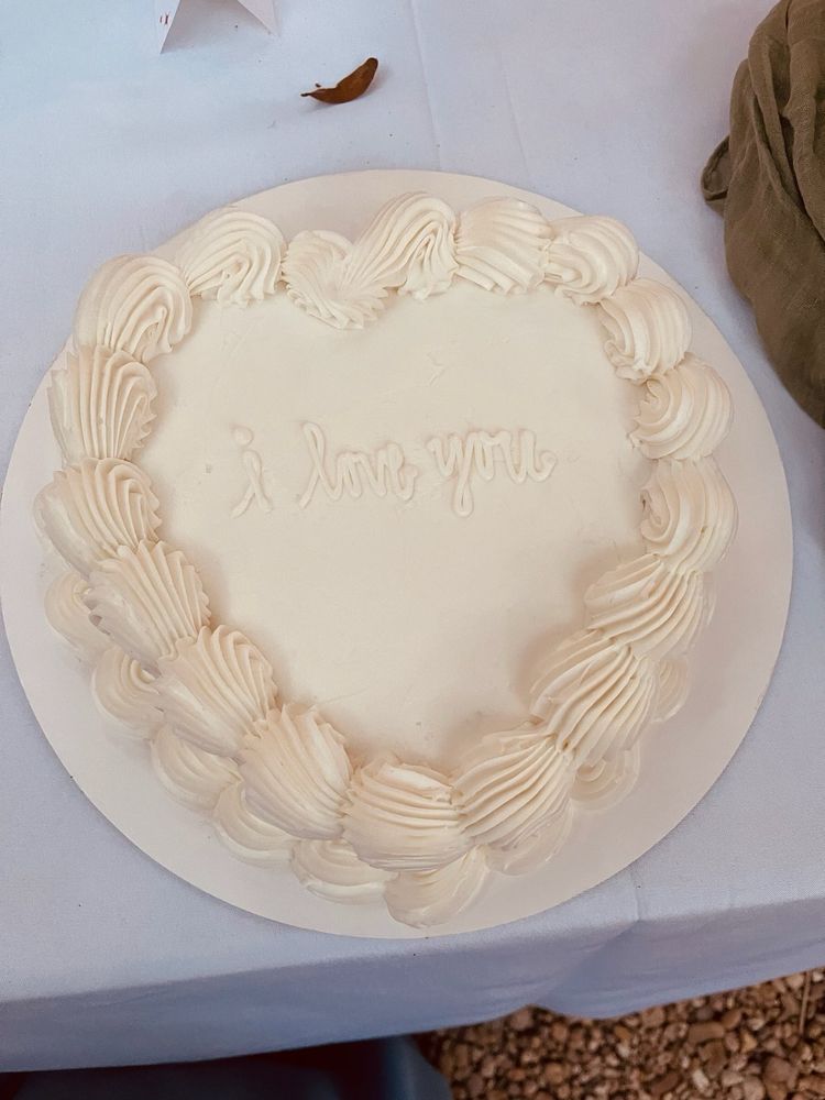 Eloise Market and Cakery Logo