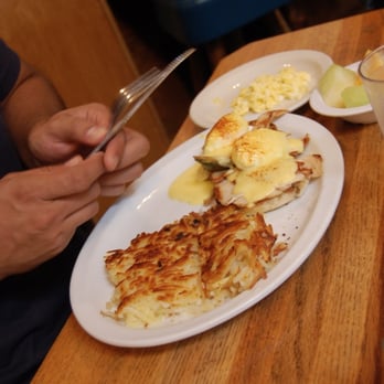 Old Monterey Cafe - benedict with turkey and avocado - Breakfast & Brunch Near Me - Monterey, California