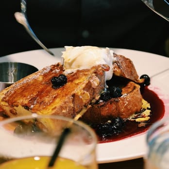 Earls Kitchen + Bar - New American Near Me - Somerville, Massachusetts