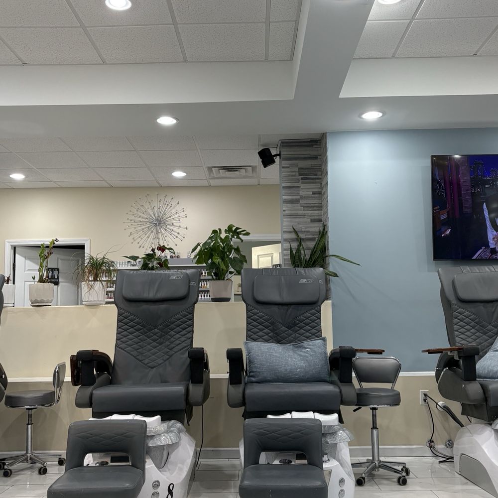 Buckhead Nail Lounge - Massage chairs for pedicure station were great! Nice deep massage that I enjoyed with my glass of wine - Nail Salons Near Me - Atlanta, Georgia