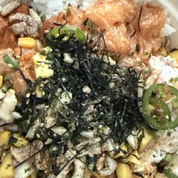Nice sushi, rice bowl with Scottish salmon, tuna, corn, green onion, seaweed, jalapeño mango, sweet onions, and crispy onions Nice sushi, rice bowl with Scottish salmon, tuna, corn, green onion, seaweed, jalapeño mango, sweet onions, and crispy onions