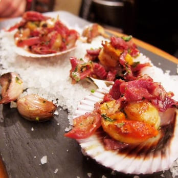 Cañete - Baby scallops with jamon, garlic, laid on top of sea salt. - Tapas/Small Plates Near Me - Barcelona, B