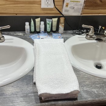 Rusk KOA Holiday - Double sink - Campgrounds Near Me - Rusk, Texas
