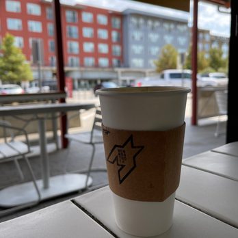 Houndstooth Coffee Sylvan 30 - Patio, Lg Latte - Coffee & Tea Near Me - Dallas, Texas