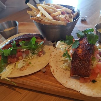 Earls Kitchen + Bar - Fish tacos - Cocktail Bars Near Me - Plano, Texas