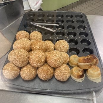 Dai Loi Bakery - Mung bean sesame balls and cassava cakes - Bakeries Near Me - San Jose, California