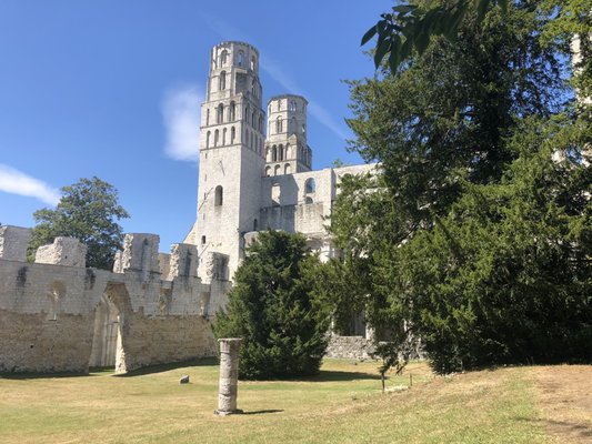 Abbaye de Jumièges by null