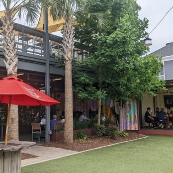 Starland Yard - Seating area in shade and with a view - Food Trucks Near Me - Savannah, Georgia