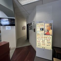 Pacific Eye Care - The hallway into the patient clinic room.