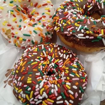 Master Fresh Donut - Vanilla with sprinkle, choclate sprinkle, double choclate sprinkle. - Donuts Near Me - Pico Rivera, California