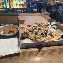 Tilly's Pizzeria - Veggie pizza