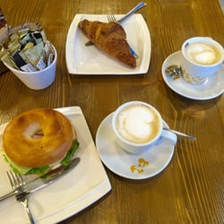 Tambo - Bagle de Philadelphia con pavo, lechuga y tomate café con leche y croasant integral