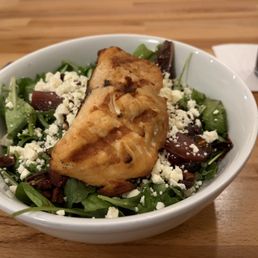 Pear pecan salad with grilled salmon Pear pecan salad with grilled salmon