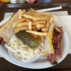 Georges Deli Restaurant - Smokedmeat